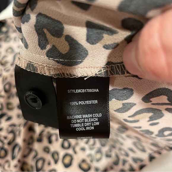 Y2K leopard deep v short sleeve button front top Sanctuary adorable 🥰 - Picture 7 of 8